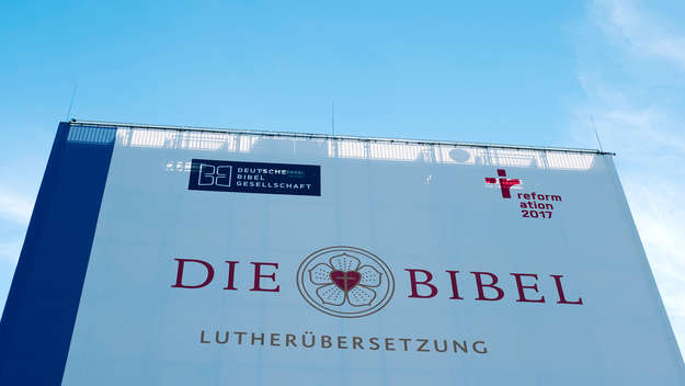 Die Lutherbibel 2017 als Ausichtsturm, der zum Reformationssommer 2017 in der Lutherstadt Wittenberg stand