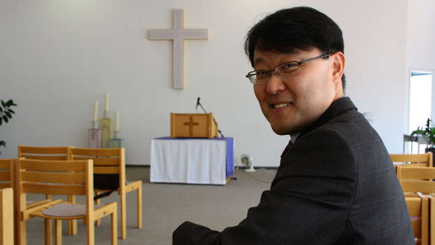 Pfarrer Jong-Wook Kim in der der Evangelischen Deutsch-Koreanischen Gemeinde in München