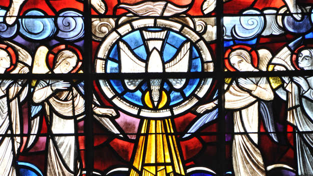 Detail mit einer Taube als Pfingstmotiv in einem Kirchenfenster im Bremer Dom