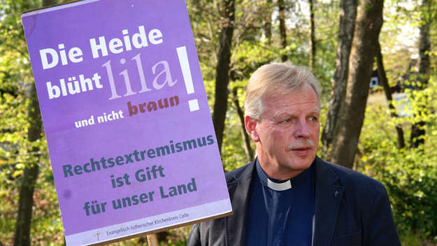 Pastor Wilfried Manneke demonstriert in Eschede bei Celle gegen ein Treffen von Neonazis.
