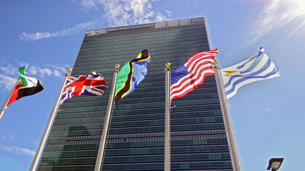 Flaggen vor dem UN-Hauptquartier in New York