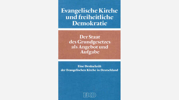 Blaues Cover der EKD-Denkschrift 'Evangelische Kirche und freiheitliche Demokratie'