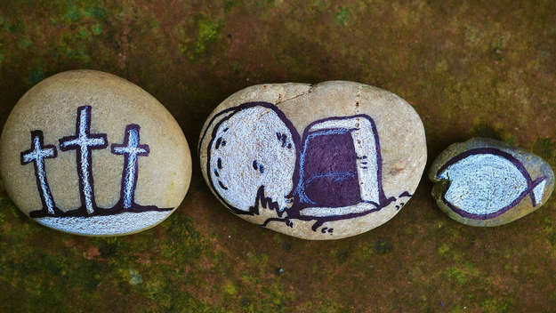 Ostern, Auferstehung, Symbolbild mit Steinen
