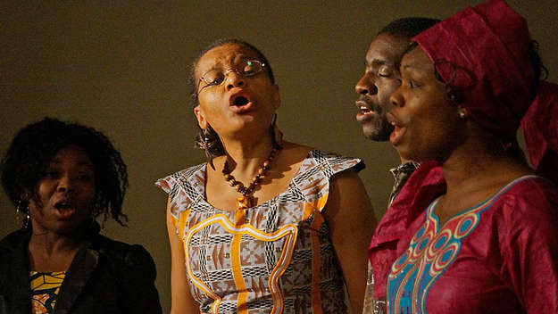 Singende Frauen und ein Mann aus Afrika