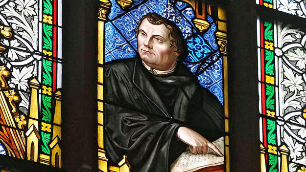 Portrait von Martin Luther in einem Kirchenfenster der Heidelberger Peterskirche