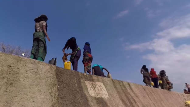 Szene aus einem Video über die Afarregion in Äthiopien, Frauen holen Wasser