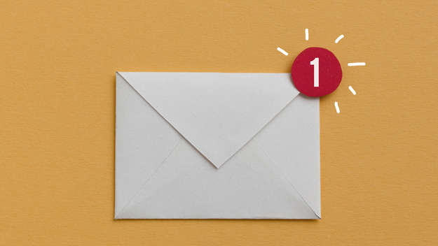 Briefumschlag mit kleiner roter Eins als Symbol für einen neue Mail