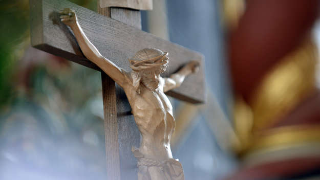 Kruzifix auf dem Altartisch in der Bartholomaeus-Kirche in Golzwarden