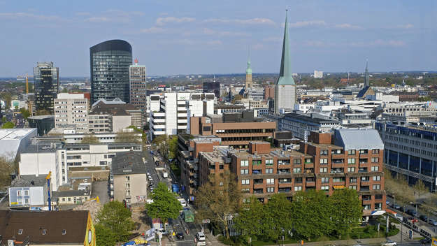 Blick auf die Dortmunder Innenstadt mit den Kirchtürmen der evangelischen Kirchen St. Reinoldi und St. Petri und der katholischen Propsteikirche