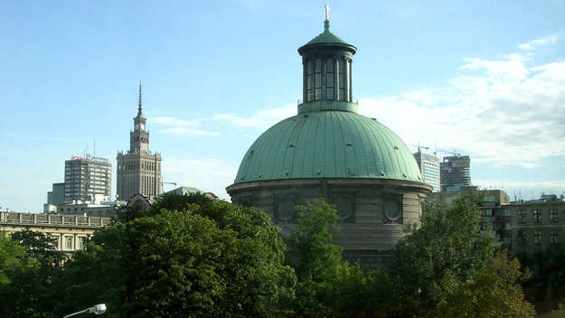 Die Trinitatiskirche in Warschau, im Hintergrund der Kulturpalast