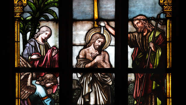 Kirchenfenster in Penig (Sachsen): Jesu wird getauft