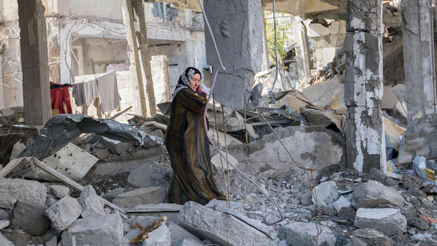 Die armenische Christin Kausar Muslim Muslim (67) steht im Februar 2018 in einer Ruine in Rakka (Syrien), die ihr Zuhause war.