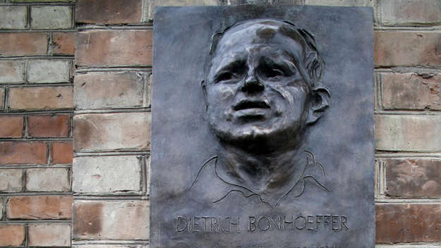 Gedenktafel für Dietrich Bonhoeffer an der St. Matthäuskirche im Berliner Stadtteil Tiergarten, gestaltet von Johannes Grützke