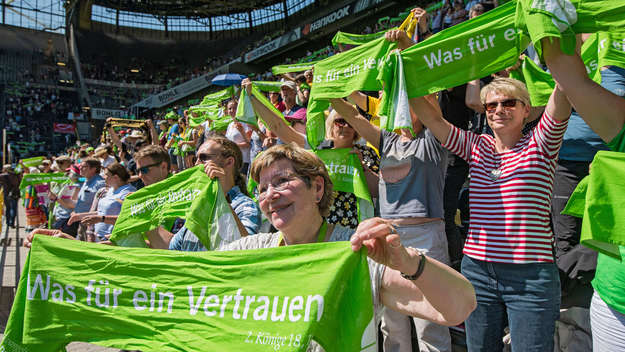 Teilnehmende des 37. Deutschen Evangelischen Kirchentages 2019 beim Abschlussgottesdienst im Fußballstadion von Borussia Dortmund