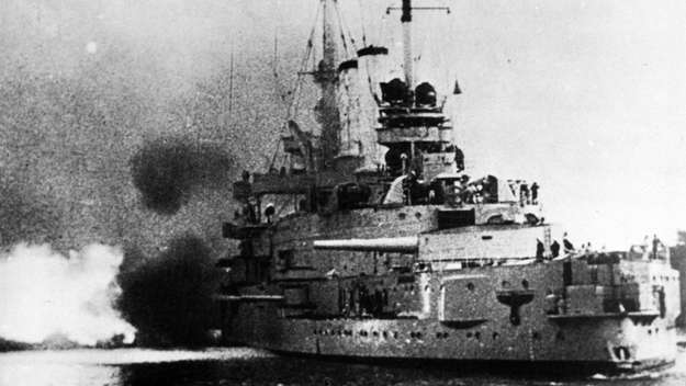Kurz vor Sonnenaufgang beschießt das deutsche Kriegsschiff 'Schleswig-Holstein' am 1. September 1939 die polnische Garnison auf der Westerplatte, einer Halbinsel bei Danzig (Foto).