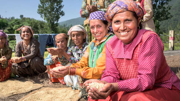 Biobäuerin Ajju Devi (r) und die Frauengruppe aus dem Dorf Pora bei Purola (Uttarakhand, Indien), Navdanya-Projektdorf Gundiyat Gaon am Rande des Himalaya