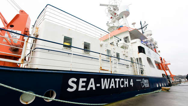 Das kirchliche Schiff für die Seenotrettung im Mittelmeer, die 'Sea-Watch 4', liegt im Hafen.