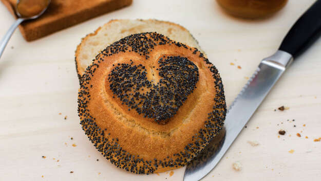 Aufgeschnittenes Brötchen mit Herz-Form