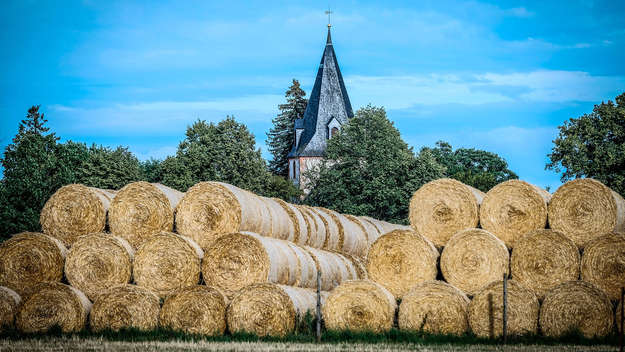 Strohrollen vor einer KIrche