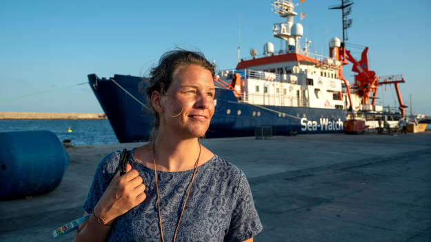 Die Journalistin Constanze Broelemann vor dem mit kirchlichen Spenden finanzierten Rettungsschiff Sea Watch, von dem aus die berichtet