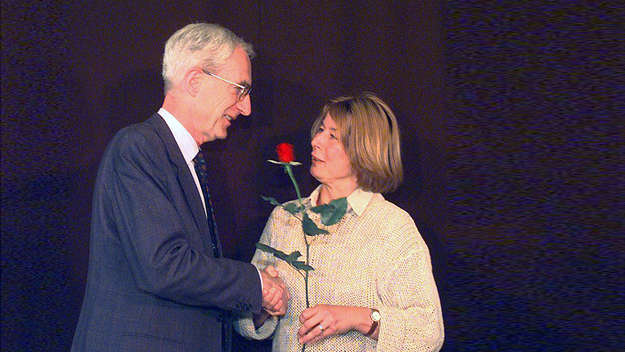 Barbara Rinke gratuliert Jürgen Schmude 1997 zu seiner Wiederwahl​ als Präses der Synode, sie selbst wurde zu einer der beiden stellvertretenden Präsides gewählt. 2003 trat Rinke die Nachfolge Schmudes als Synodenpräses der EKD an.