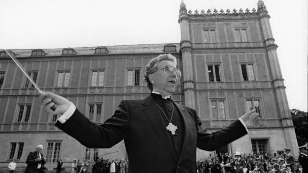 Martin Kruse war von 1991 bis zu seinem Ruhestand 1994 Bischof der wiedervereinigten Landeskirche. Das Foto zeigt ihn als Dirigent des Coburger Jugendorchesters im Hof des Residenzschlosses Ehrenburg in Coburg anlässlich eines Empfangs der bayerischen Lan