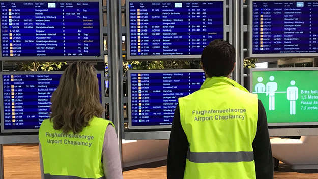 Mitarbeiter des Seelsorgeteams am Frankfurter Flughafen mit neongelben Westen