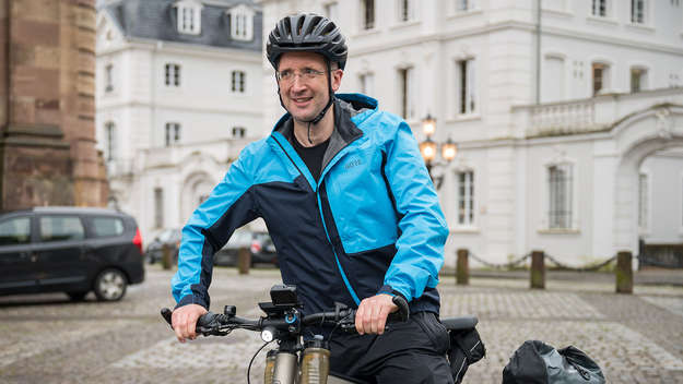 Torsten Latzel auf dem Fahrrad während seiner 'Hoffnungstour' 2021