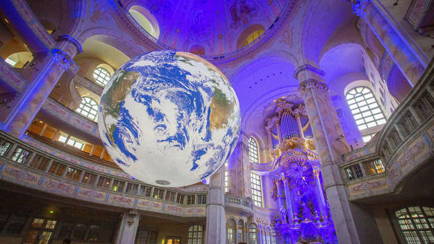 Schwebende Erdkugel als Kunstinstallation 'Gaia' des britischen Künstlers Luke Jerram in der Dresdner Frauenkirche