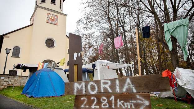 Symbolisches Flüchtlingscamp vor der St. Martin Kirche in Fürth mit dem Schild 'Moria 2281km'