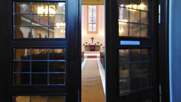 Geöffnete Tür der Pauluskirche in Hannover
