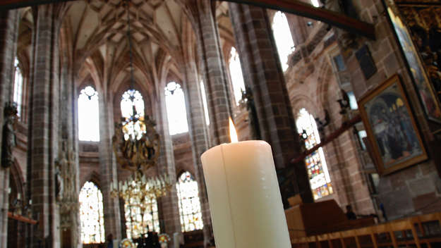 Eine Kerze in der Nürnberger Lorenzkirche