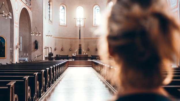 Eine Frau in einem Kirchengebäude