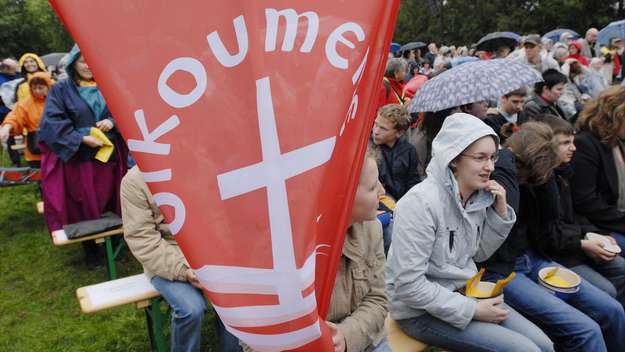 Besucher und Besucherinnen bei einem Gottesdienst im Freien