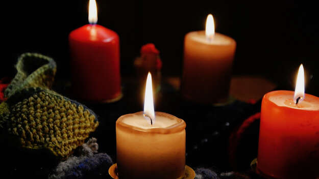 Adventskranz mit vier Kerzen