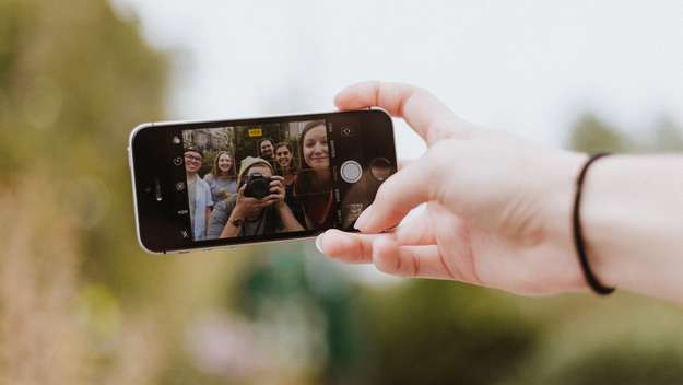 Hand hält Smartphone