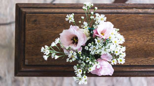 Blumen auf einem Sarg