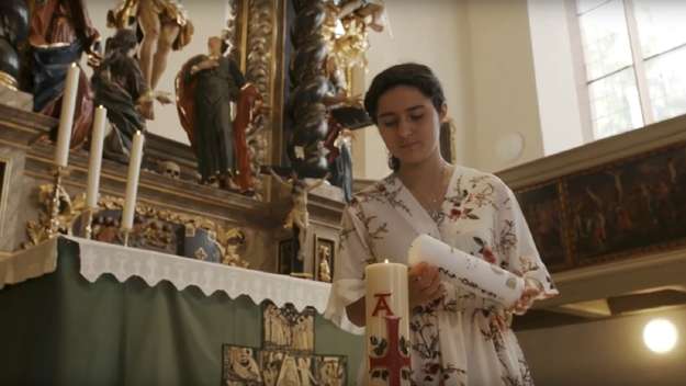 Gwendolyn Schönfeld zündet in der Kirche eine Kerze an