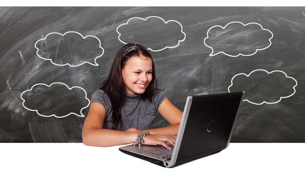 Junge Frau am Laptop