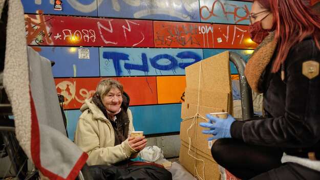 Suppenbus der Berliner Stadtmission versorgt Obdachlose mit Essen und Kaffee