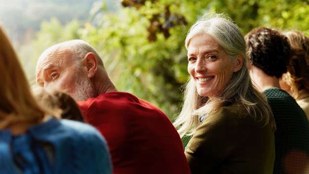 Eine Gruppe fröhlicher älterer Menschen in einem Park