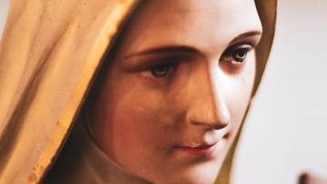 Eine Statue der Jungfrau Maria, Murat, Frankreich