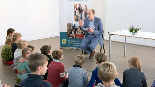 Landesbischof Meister liest Kindern in der Jacobi-Bücherei Hannover vor