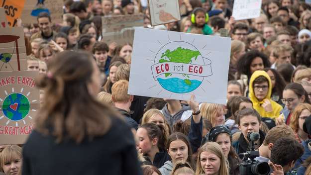 Plakat mit Weltkugel 'Eco not Ego' beim Klimastreik September 2019 in Berlin