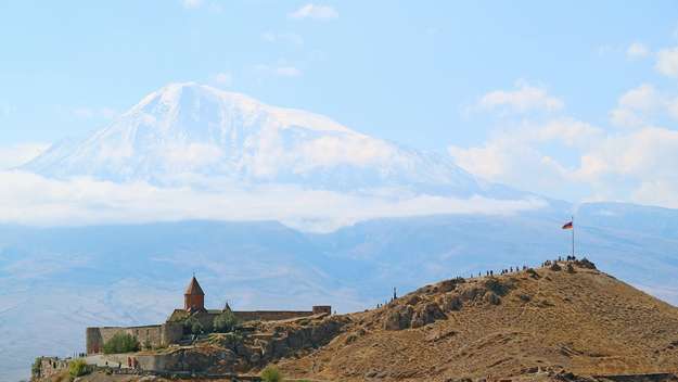 Kloster Khor Virap mit schneebedecktem Ararat-Berg im Hintergrund, Artashat, Armenien