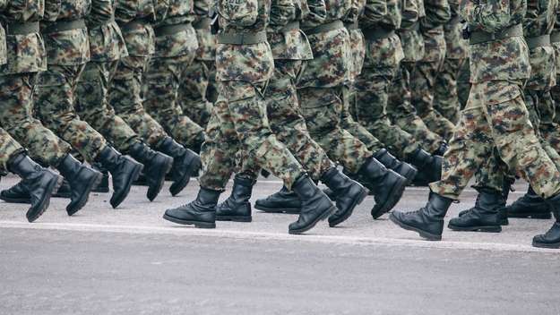 Stiefel marschierender Soldaten