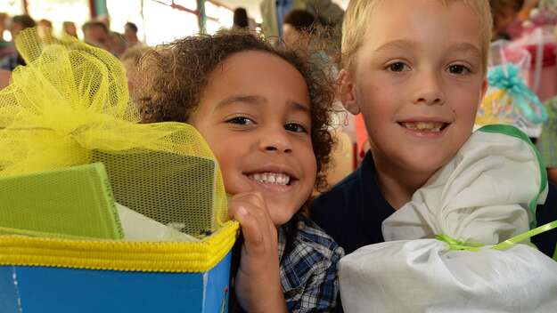 Kinder mit Schultüten bei einer Einschulungsfeier in der Grundschule Bennigsen in Springe bei Hannover