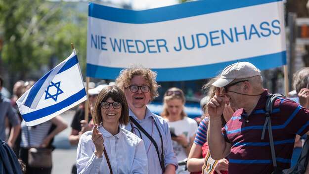 Demonstranten mit Israelflagge und Transparent in Berlin