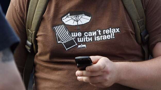 Mann trägt T-Shirt mit israelfeindlicher Aufschrift