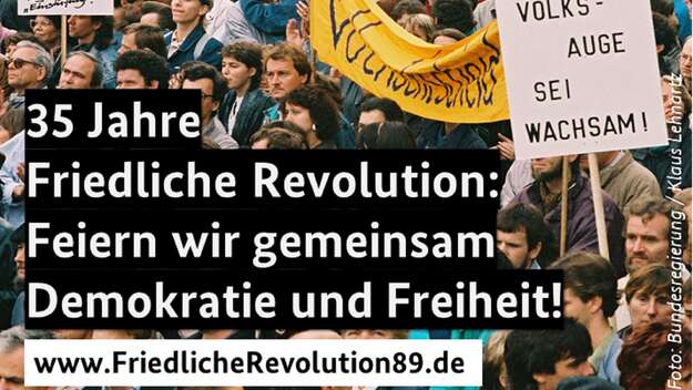 Schriftzug „35 Jahre Friedliche Revolution“ auf einem Bild einer Demonstration